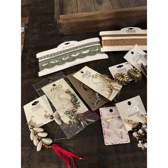 LARGE LOT OF MIXED FASHION AND COSTUME JEWELRY. 18 Different Pieces. 12 Of Each - Picture 2 of 7